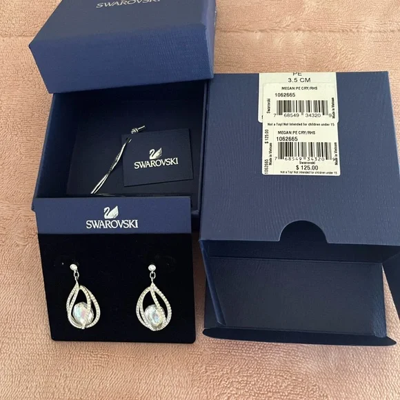 Earrings, Swarovski. Teardrop shape with opal stones in center - Picture 3 of 4